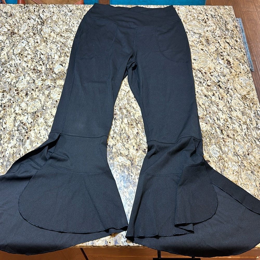 Size L ruffle hem ankle stretch pants